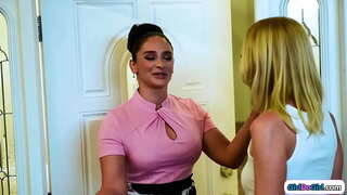 Kis mell szőke szélhámos, úgy tesz, mintha egy nagy mellek milf szökött mostohalánya találja magát, hogy a szőrös punci megnyalta a mostohaanyád