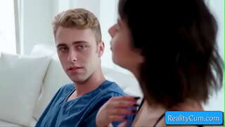 Zie dit cutie tiener brunette zuigen aan enorme lul en aan haar kut fingered diep