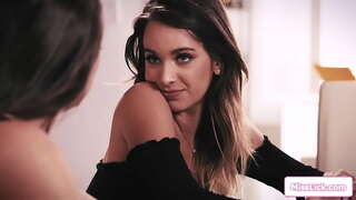 سینه کلان, تسلط رئیس می خواهد به دیدن او تنگ, سبزه, کارکنان, جوانان رابطه جنسی اگر او می خواهد به نگه داشتن شغل خود.او مجموعه خود را بر روی زانو های خود به در بیدمشک او