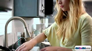 Sâni mari blonda vine acasa mai devreme cu ea sani mici gf și ei sărbătoresc cu lesbiene de sex.Se sărută și busty babe e cu ramă și facesits ei