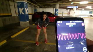 ոգեւորված է աղջիկ теребит մատներով իր նշան mall