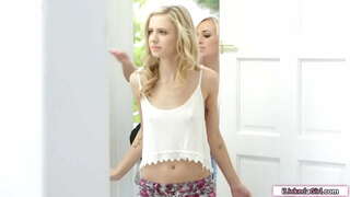 Cilik susu teen didilat banjur rimmed dening lesbian bff