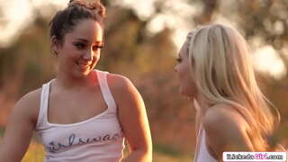 Лезбејка датуми прави русокоса потоа прирабници и licks пичката