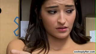 Horny Oifigeach ar deireadh faigheann an deis a fuck Emily Willis i doggy