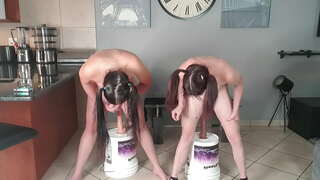 2 naakte kleine titted pigtailed sletten zowel het doen van de dildo squat neuken uitdaging | dildo rijden