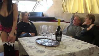 Афіцыянтка Ўсё Рабіць....