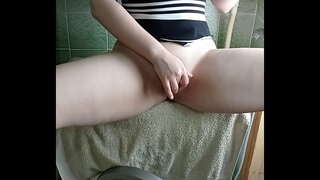 Meisje met een grote kont krijgt een orgasme van een wasmachine en een Vibrator