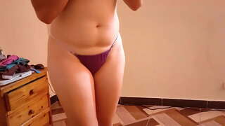 Slutty stiefmoeder neukt me en zuigt mijn penis als ik thuis kom van het bestuderen van alle dag