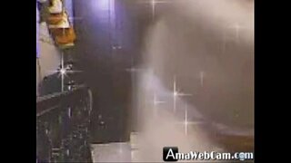 Сладко момиче от Виетнам разговаря с приятел