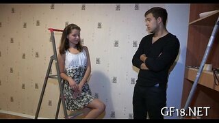 Jongen zit en staart