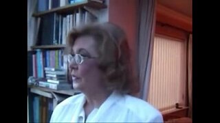 Xhamster.com 2662724 oma w gepiercete kut strips en speelgoed