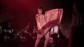 Dannie Дизель бас Danielle Colby хийдэг нь Bustout Burlesque Нью Орлеанс