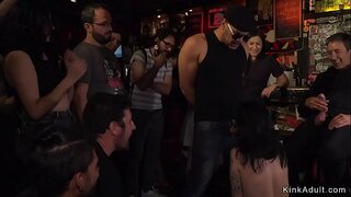 یورو brunette کے غلام میں کچھ بار کے لئے بنایا چاٹ اور چوس ڈک