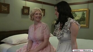 Guineu rossa visites seva morena amic i comencen a parlar sobre la mida dels seus pits.Després d&#039;això,van aconseguir calenta i van començar a besar els als altres.El següent és el seu amic xucla els seus pits i llepa el seu cony.En tornar ella fa el mateix a la seva amiga.