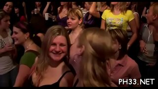 Prostituées en hurlant dans l'extase à l'état sauvage, sexe de groupe avec des serveurs Prostituées en hurlant dans l'extase à l'état sauvage, sexe de groupe avec des serveurs