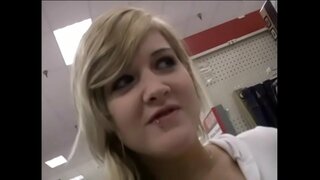 Hete teef houdt neemt enorme lul in haar mond Hete teef houdt neemt enorme lul in haar mond